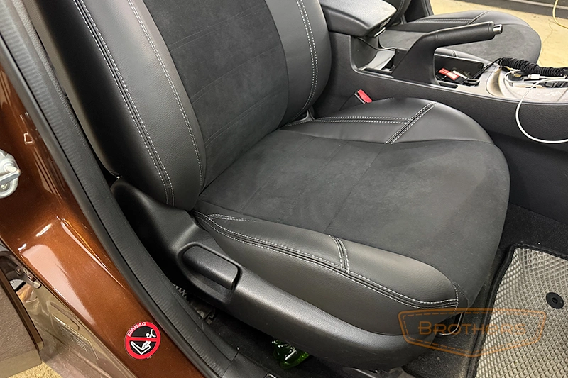 Чехлы на Mazda 3 (BL) хэтчбек серии "Alcantara" - продление переднего ряда, серая строчка Чехлы на Mazda 3 (BL) хэтчбек серии "Alcantara" - продление переднего ряда, серая строчка