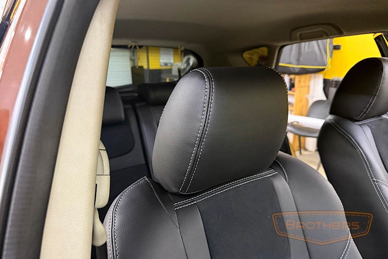 Чехлы на Mazda 3 (BL) хэтчбек серии "Alcantara" - продление переднего ряда, серая строчка Чехлы на Mazda 3 (BL) хэтчбек серии "Alcantara" - продление переднего ряда, серая строчка