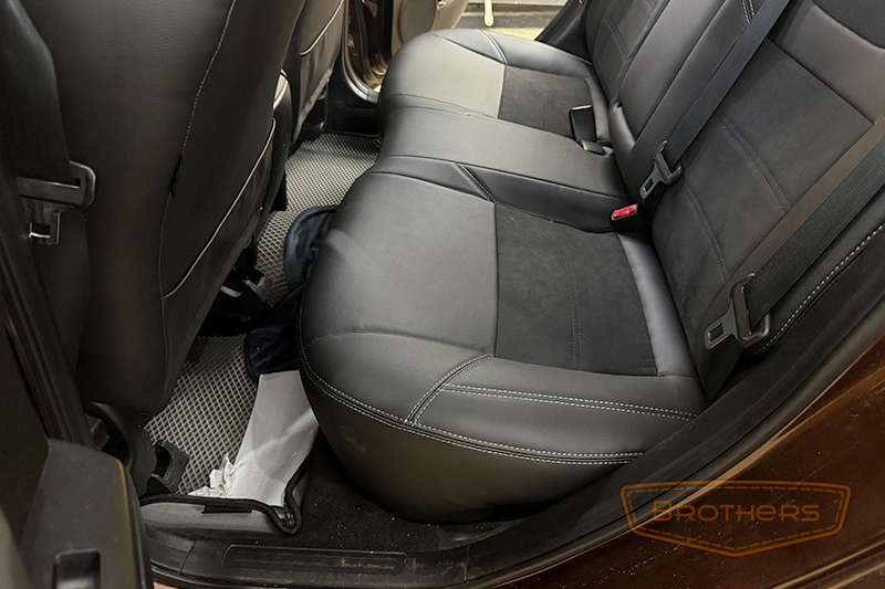 Чехлы на Mazda 3 (BL) хэтчбек серии "Alcantara" - продление переднего ряда, серая строчка Чехлы на Mazda 3 (BL) хэтчбек серии "Alcantara" - продление переднего ряда, серая строчка