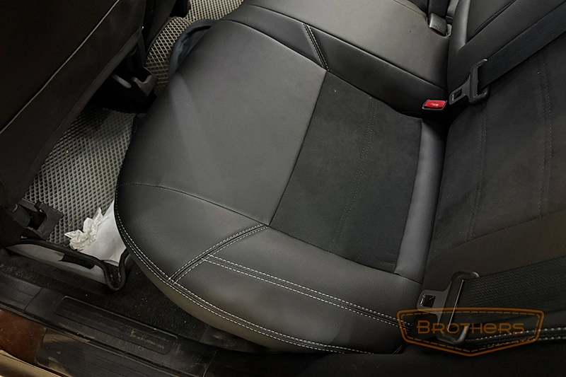 Чехлы на Mazda 3 (BL) хэтчбек серии "Alcantara" - продление переднего ряда, серая строчка Чехлы на Mazda 3 (BL) хэтчбек серии "Alcantara" - продление переднего ряда, серая строчка