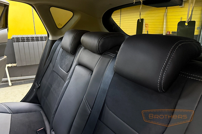 Чехлы на Mazda 3 (BL) хэтчбек серии "Alcantara" - продление переднего ряда, серая строчка Чехлы на Mazda 3 (BL) хэтчбек серии "Alcantara" - продление переднего ряда, серая строчка