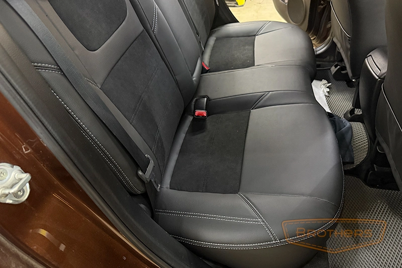 Чехлы на Mazda 3 (BL) хэтчбек серии "Alcantara" - продление переднего ряда, серая строчка Чехлы на Mazda 3 (BL) хэтчбек серии "Alcantara" - продление переднего ряда, серая строчка