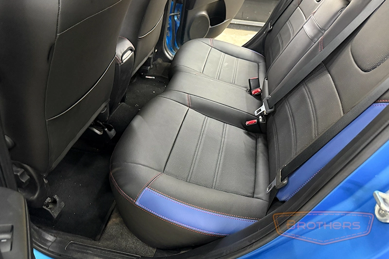 Чехлы на Mazda 3 (BL), серии "Premium" - красная строчка, синие вставки, логотипы Чехлы на Mazda 3 (BL), серии "Premium" - красная строчка, синие вставки, логотипы