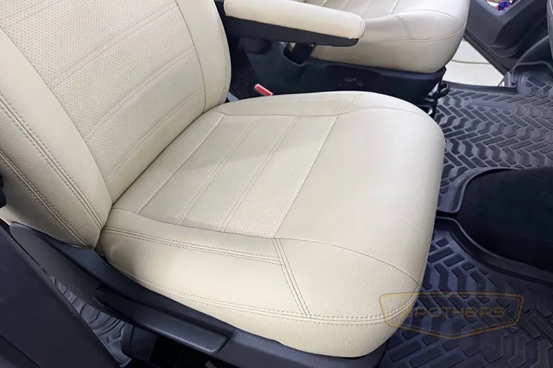 Чехлы для Volkswagen Caravelle T6 (8 мест) серии "Aurora" - бежевая строчка Чехлы для Volkswagen Caravelle T6 (8 мест) серии "Aurora" - бежевая строчка