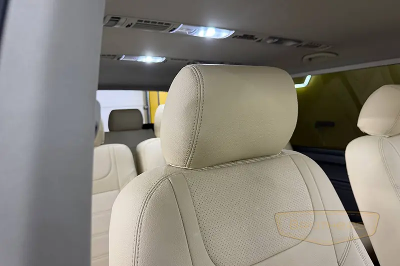 Чехлы для Volkswagen Caravelle T6 (8 мест) серии "Aurora" - бежевая строчка Чехлы для Volkswagen Caravelle T6 (8 мест) серии "Aurora" - бежевая строчка