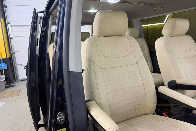 Чехлы для Volkswagen Caravelle T6 (8 мест) серии "Aurora" - бежевая строчка Чехлы для Volkswagen Caravelle T6 (8 мест) серии "Aurora" - бежевая строчка