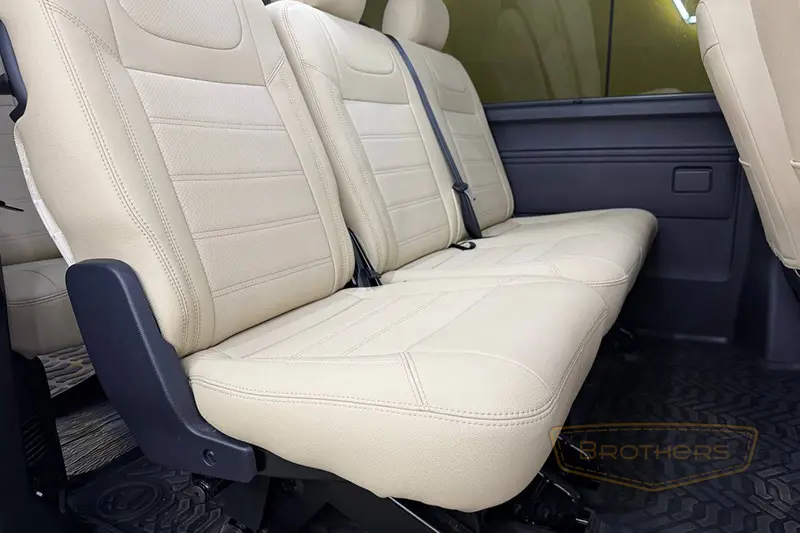 Чехлы для Volkswagen Caravelle T6 (8 мест) серии "Aurora" - бежевая строчка Чехлы для Volkswagen Caravelle T6 (8 мест) серии "Aurora" - бежевая строчка