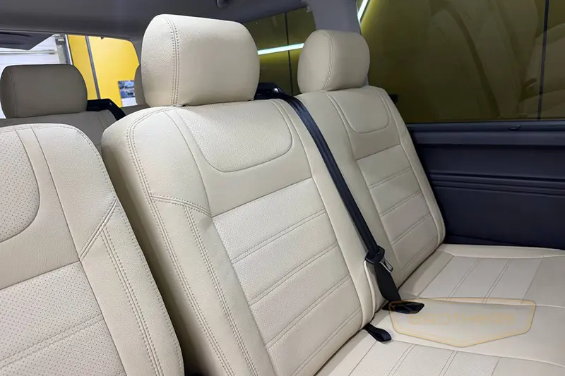 Чехлы для Volkswagen Caravelle T6 (8 мест) серии "Aurora" - бежевая строчка Чехлы для Volkswagen Caravelle T6 (8 мест) серии "Aurora" - бежевая строчка