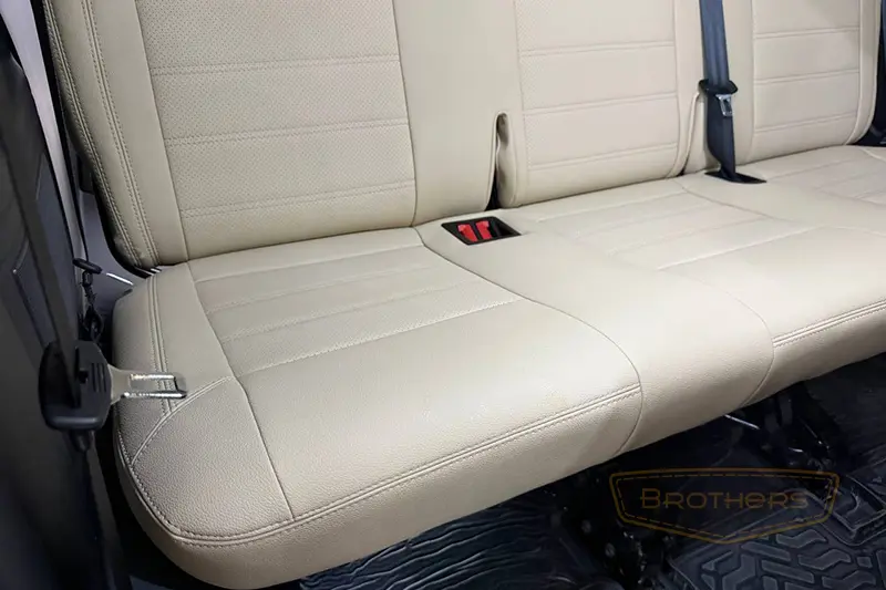 Чехлы для Volkswagen Caravelle T6 (8 мест) серии "Aurora" - бежевая строчка Чехлы для Volkswagen Caravelle T6 (8 мест) серии "Aurora" - бежевая строчка