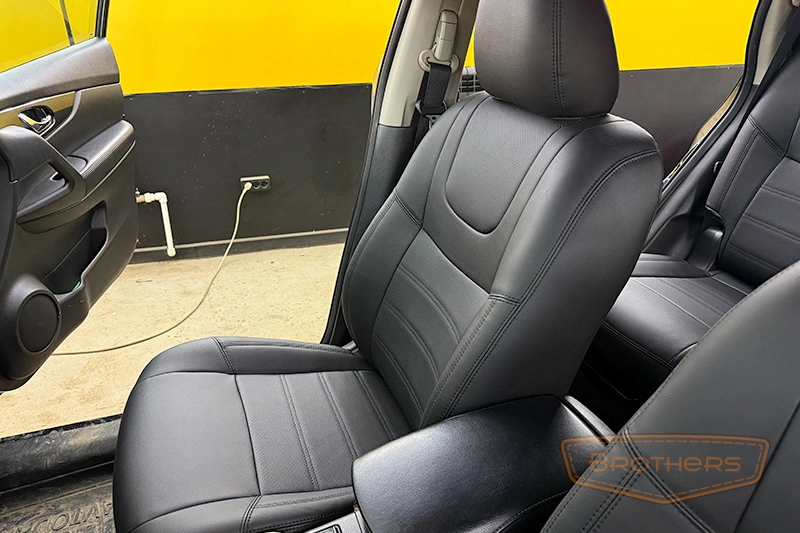 Чехлы на Nissan X-Trail T32, серии "Premium" - черная строчка