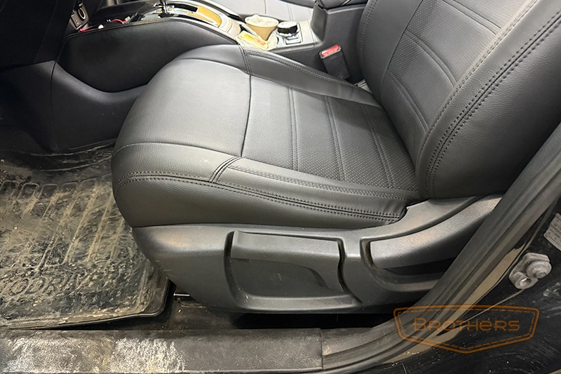 Чехлы на Nissan X-Trail T32, серии "Premium" - черная строчка