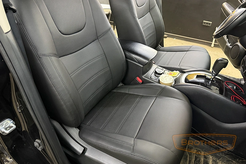 Чехлы на Nissan X-Trail T32, серии "Premium" - черная строчка