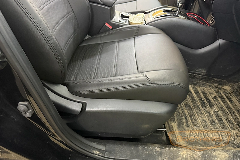 Чехлы на Nissan X-Trail T32, серии "Premium" - черная строчка