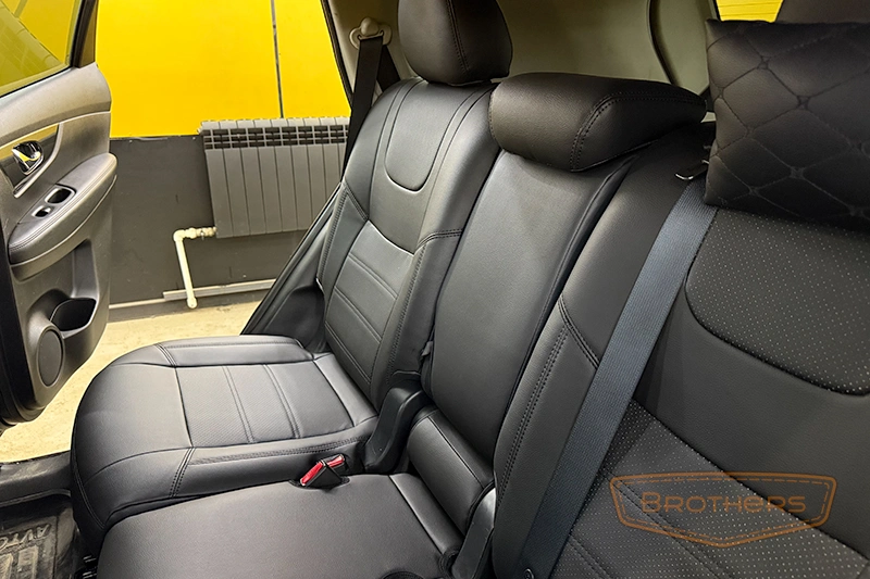 Чехлы на Nissan X-Trail T32, серии "Premium" - черная строчка