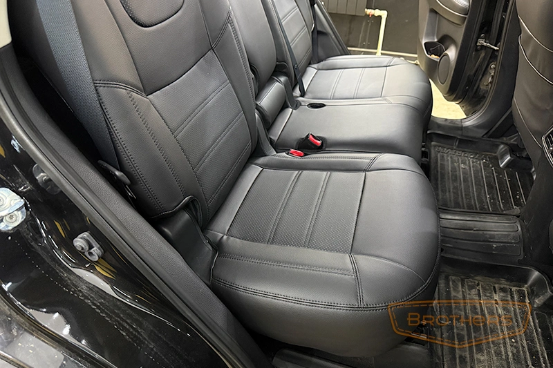 Чехлы на Nissan X-Trail T32, серии "Premium" - черная строчка