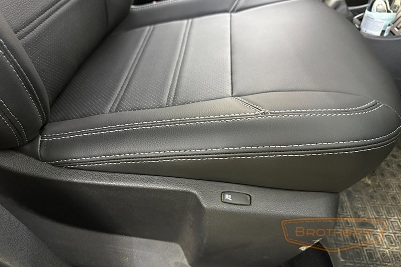 Авточехлы на автомобиль Renault Duster (Рено Дастер), серии "Premium" - серая строчка, оригинал из экокожи Авточехлы на автомобиль Renault Duster (Рено Дастер), серии "Premium" - серая строчка, оригинал из экокожи