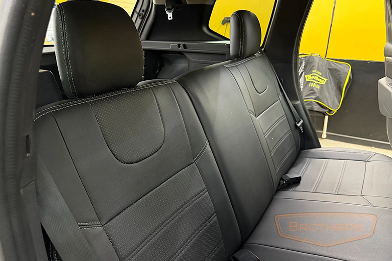 Авточехлы на автомобиль Renault Duster (Рено Дастер), серии "Premium" - серая строчка, оригинал из экокожи Авточехлы на автомобиль Renault Duster (Рено Дастер), серии "Premium" - серая строчка, оригинал из экокожи