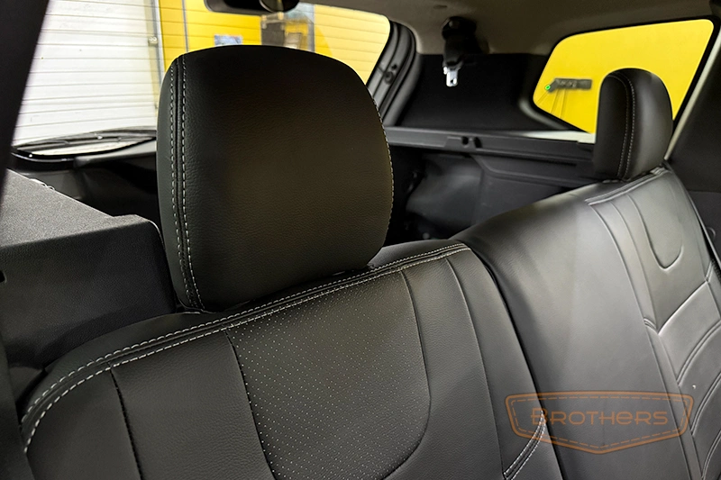 Авточехлы на автомобиль Renault Duster (Рено Дастер), серии "Premium" - серая строчка, оригинал из экокожи Авточехлы на автомобиль Renault Duster (Рено Дастер), серии "Premium" - серая строчка, оригинал из экокожи
