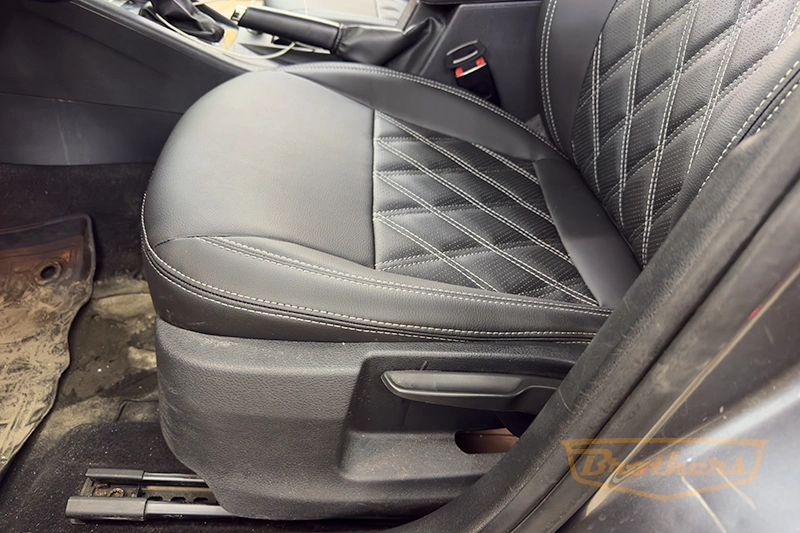 Чехлы на Skoda Octavia A7 (elegance), серии "Premium" с ромбами - серая строчка Чехлы на Skoda Octavia A7 (elegance), серии "Premium" с ромбами - серая строчка