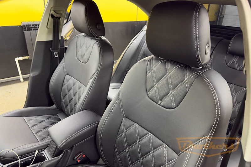 Чехлы на Skoda Octavia A7 (elegance), серии "Premium" с ромбами - серая строчка Чехлы на Skoda Octavia A7 (elegance), серии "Premium" с ромбами - серая строчка