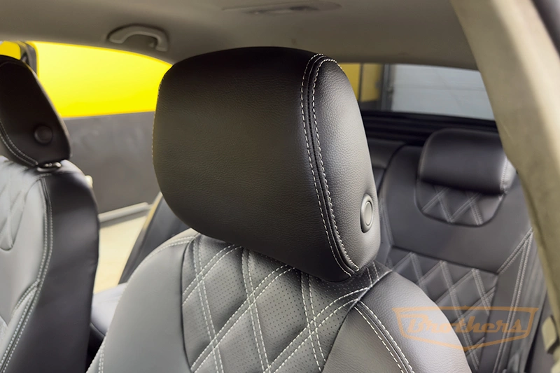 Чехлы на Skoda Octavia A7 (elegance), серии "Premium" с ромбами - серая строчка Чехлы на Skoda Octavia A7 (elegance), серии "Premium" с ромбами - серая строчка