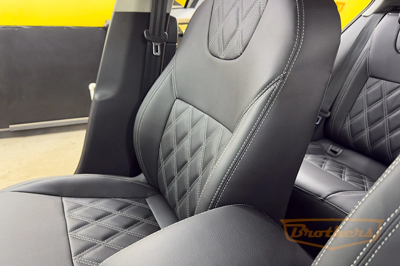 Чехлы на Skoda Octavia A7 (elegance), серии "Premium" с ромбами - серая строчка Чехлы на Skoda Octavia A7 (elegance), серии "Premium" с ромбами - серая строчка