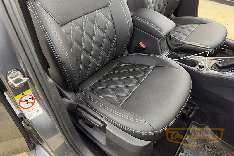 Чехлы на Skoda Octavia A7 (elegance), серии "Premium" с ромбами - серая строчка Чехлы на Skoda Octavia A7 (elegance), серии "Premium" с ромбами - серая строчка