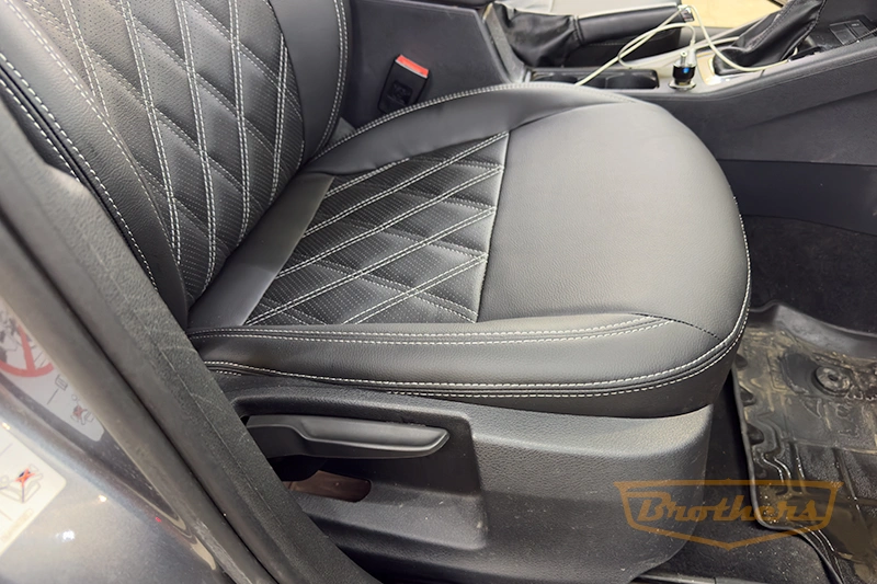 Чехлы на Skoda Octavia A7 (elegance), серии "Premium" с ромбами - серая строчка Чехлы на Skoda Octavia A7 (elegance), серии "Premium" с ромбами - серая строчка