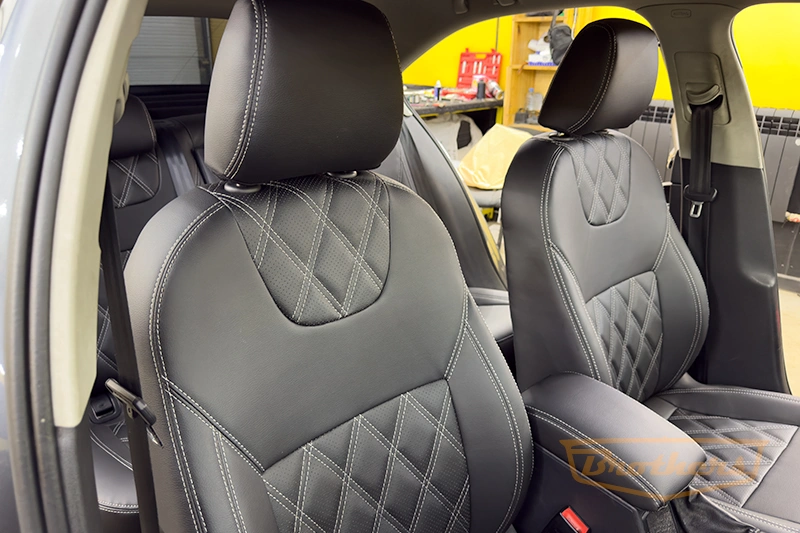 Чехлы на Skoda Octavia A7 (elegance), серии "Premium" с ромбами - серая строчка Чехлы на Skoda Octavia A7 (elegance), серии "Premium" с ромбами - серая строчка