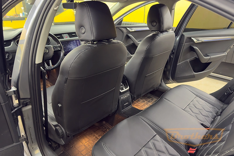 Чехлы на Skoda Octavia A7 (elegance), серии "Premium" с ромбами - серая строчка Чехлы на Skoda Octavia A7 (elegance), серии "Premium" с ромбами - серая строчка