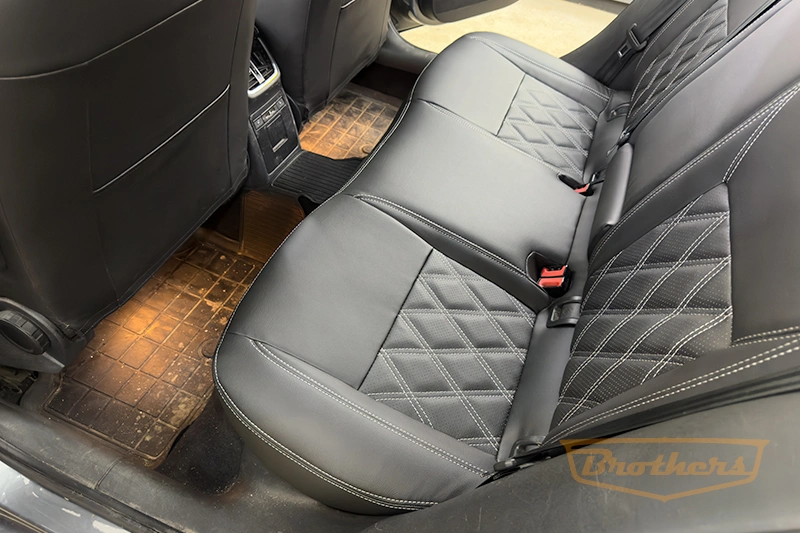 Чехлы на Skoda Octavia A7 (elegance), серии "Premium" с ромбами - серая строчка Чехлы на Skoda Octavia A7 (elegance), серии "Premium" с ромбами - серая строчка