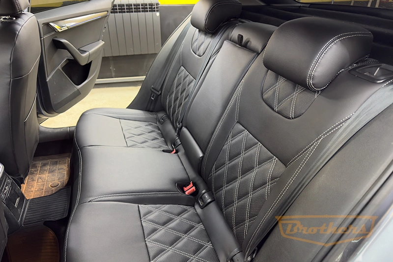 Чехлы на Skoda Octavia A7 (elegance), серии "Premium" с ромбами - серая строчка Чехлы на Skoda Octavia A7 (elegance), серии "Premium" с ромбами - серая строчка