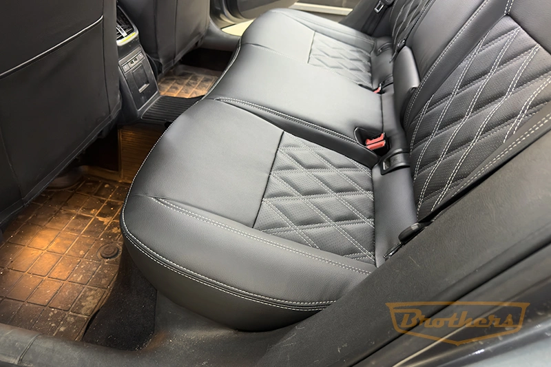 Чехлы на Skoda Octavia A7 (elegance), серии "Premium" с ромбами - серая строчка Чехлы на Skoda Octavia A7 (elegance), серии "Premium" с ромбами - серая строчка