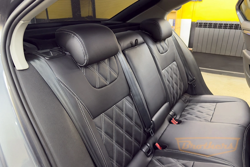 Чехлы на Skoda Octavia A7 (elegance), серии "Premium" с ромбами - серая строчка Чехлы на Skoda Octavia A7 (elegance), серии "Premium" с ромбами - серая строчка