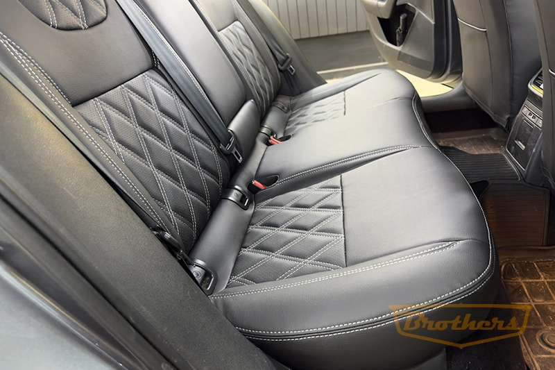 Чехлы на Skoda Octavia A7 (elegance), серии "Premium" с ромбами - серая строчка Чехлы на Skoda Octavia A7 (elegance), серии "Premium" с ромбами - серая строчка