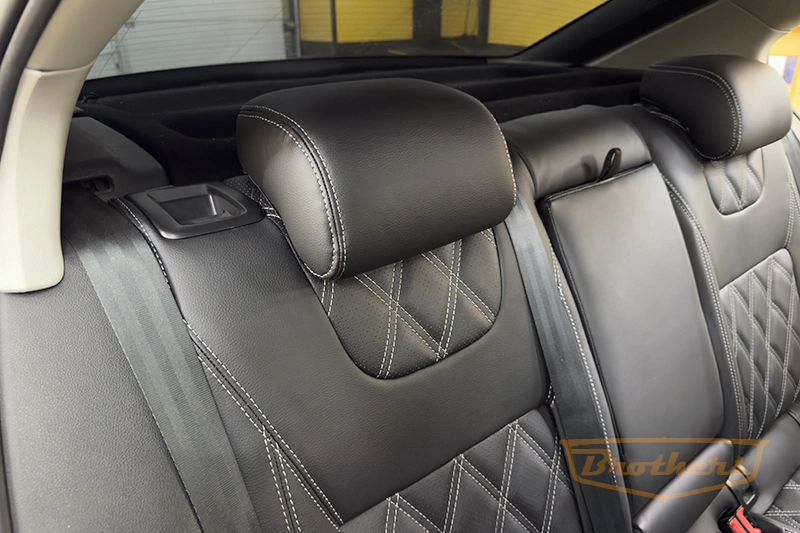 Чехлы на Skoda Octavia A7 (elegance), серии "Premium" с ромбами - серая строчка Чехлы на Skoda Octavia A7 (elegance), серии "Premium" с ромбами - серая строчка