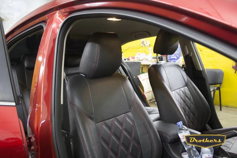 Чехлы на Mazda 6 III (GJ), серии "Premium" с ромбами - красная строчка