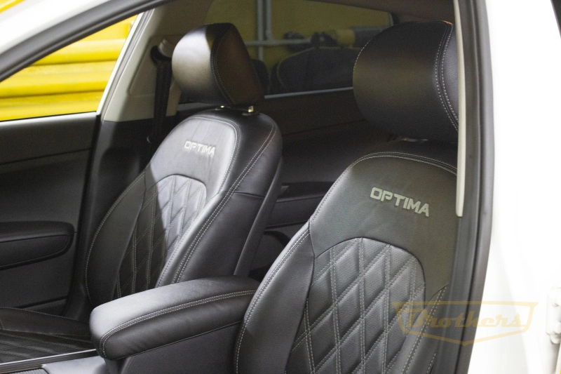 Чехлы на Kia Optima 4, серии "Premium" с логотипом  - серая строчка 