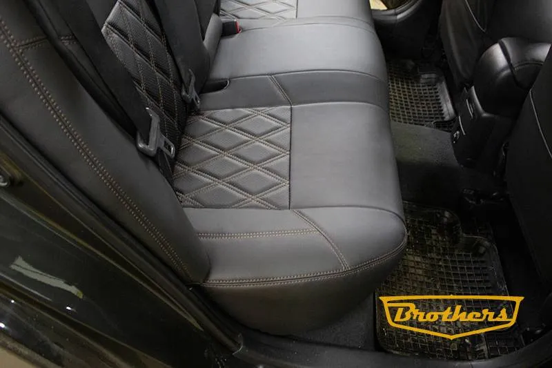 Чехлы на Toyota Avensis 2 (седан), серии "Premium" с ромбами - коричневая строчка
