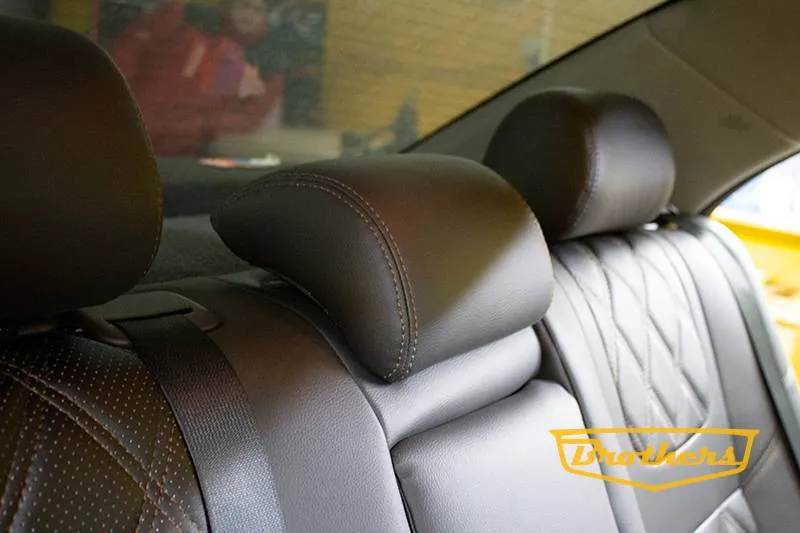 Чехлы на Toyota Avensis 2 (седан), серии "Premium" с ромбами - коричневая строчка