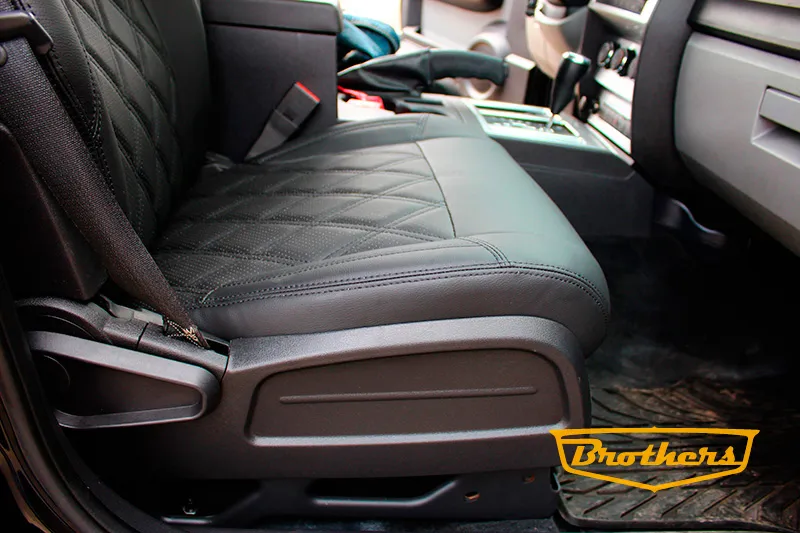 Чехлы на Dodge Nitro (додж нитро) из экокожи с ромбавми, черная двойная строчка