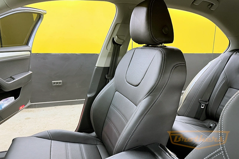 Чехлы на Skoda Superb 3 (Style), серии "Premium" - серая строчка Чехлы на Skoda Superb 3 (Style), серии "Premium" - серая строчка