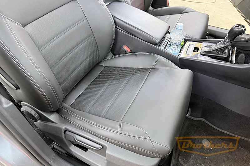 Чехлы на Skoda Superb 3 (Style), серии "Premium" - серая строчка Чехлы на Skoda Superb 3 (Style), серии "Premium" - серая строчка