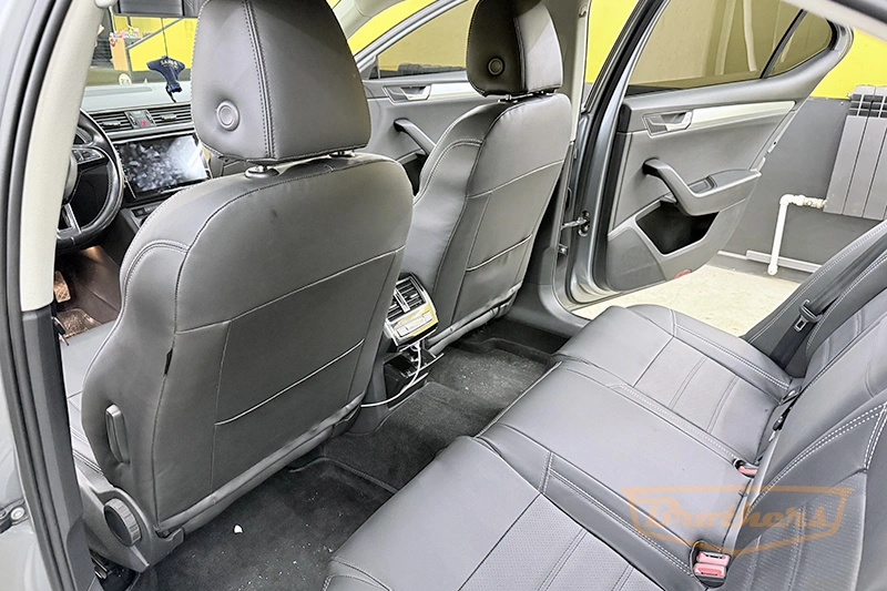 Чехлы на Skoda Superb 3 (Style), серии "Premium" - серая строчка Чехлы на Skoda Superb 3 (Style), серии "Premium" - серая строчка