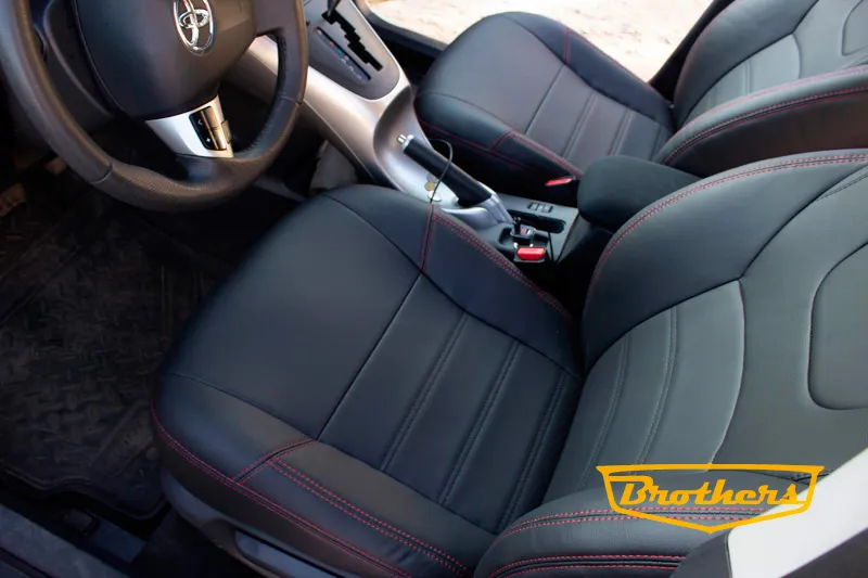 Чехлы на Toyota Auris, серии "Premium", гладкий центр с логотипом - крaсная строчка