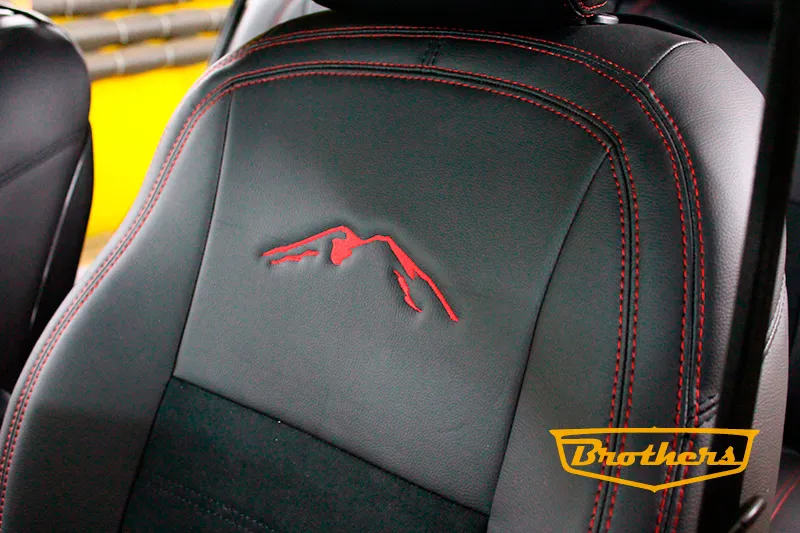 Чехлы на Kia Sportage 3, серии "Alcantara" с логотипом - красная строчка