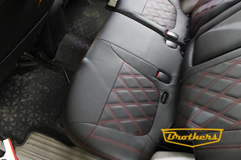 Чехлы на Mitsubishi Pajero Sport 2, 2008 - 2013 серии "Premium", ромбы - красная строчка