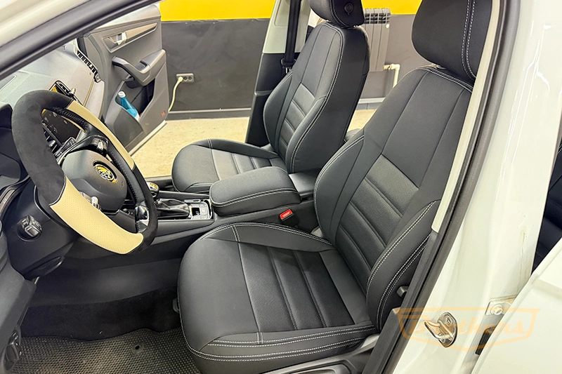 Чехлы на Skoda Karoq, 2017 - н.в. серии "Aurora" - серая строчка