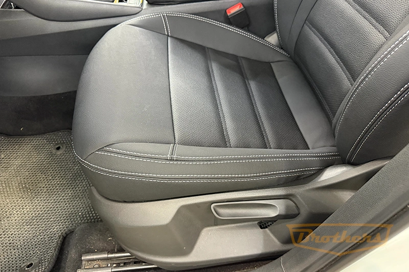 Чехлы на Skoda Karoq, 2017 - н.в. серии "Aurora" - серая строчка