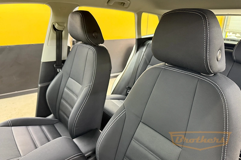 Чехлы на Skoda Karoq, 2017 - н.в. серии "Aurora" - серая строчка